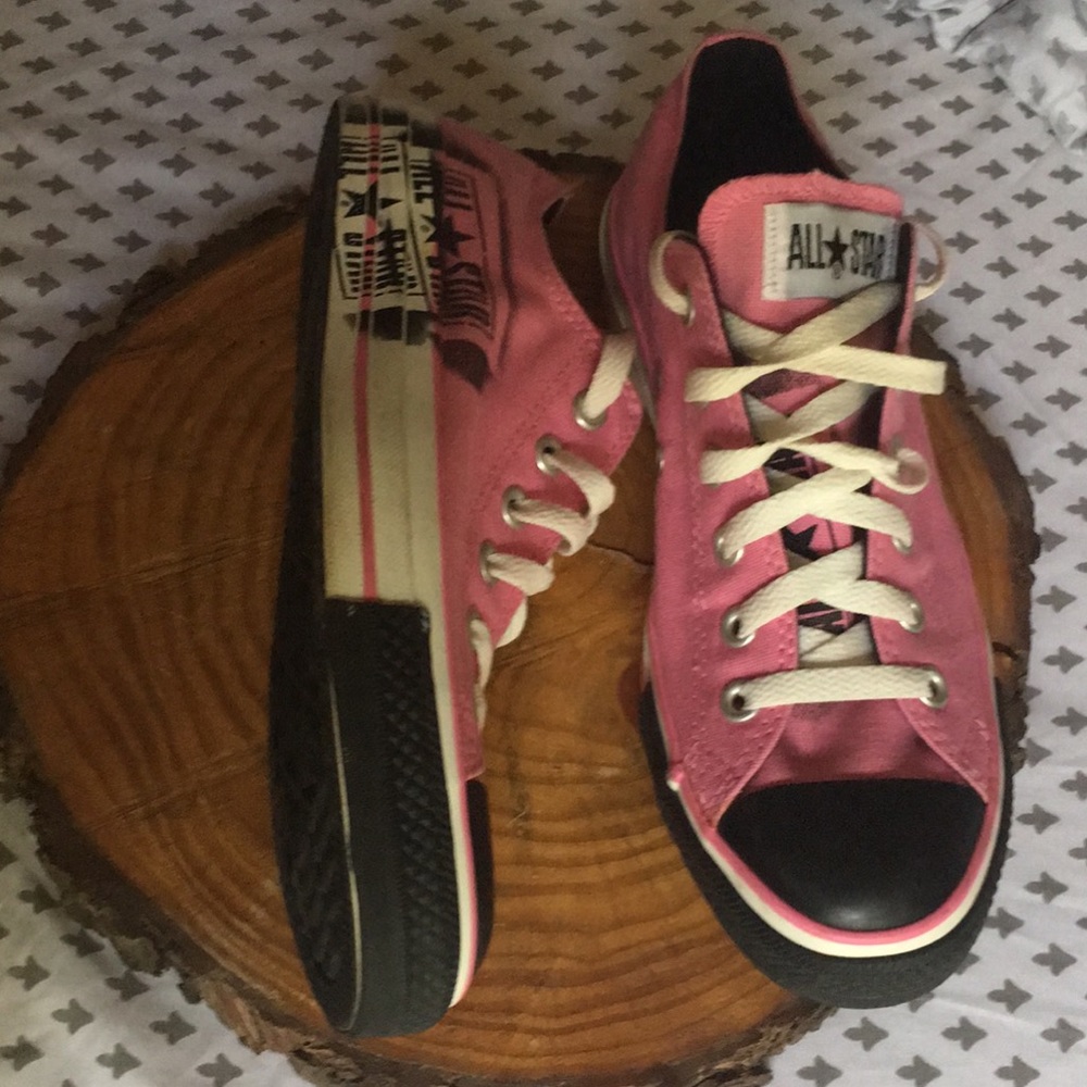 Converse pink/black low tops